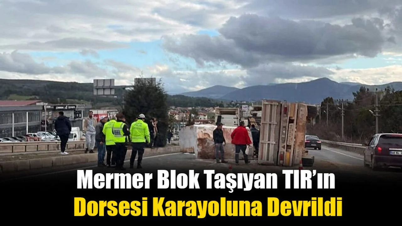 Mermer Blok Taşıyan Tır’ın Dorsesi Karayoluna Devrildi