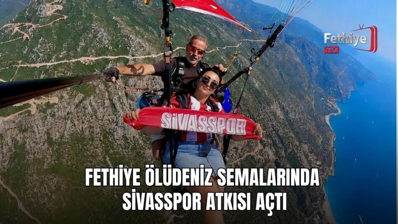Meral Bahtiyar, Fethiye Ölüdeniz semalarında yamaç paraşütü yaparken Sivasspor atkısı açarak destek verdi.