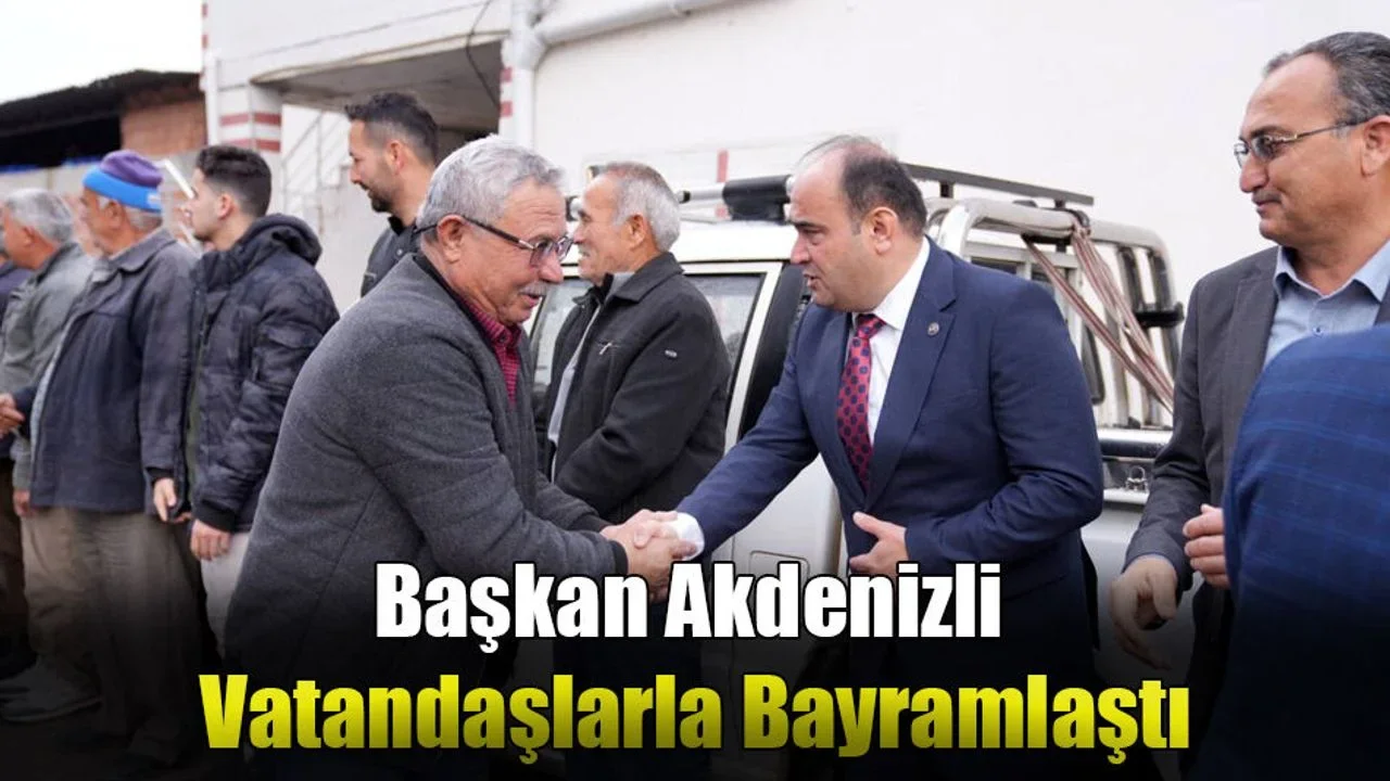 Başkan Önder Akdenizli, bayram namazı sonrası Alaçat Mahallesi'ndeki cami çıkışında vatandaşlarla bayramlaşıyor.