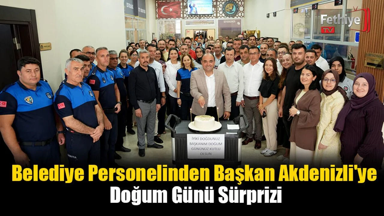Belediye Personelinden Başkan Akdenizli'ye Doğum Günü Sürprizi