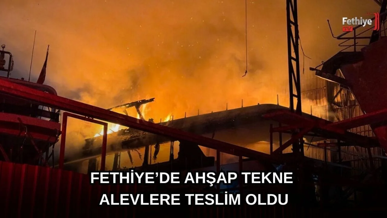 Fethiye'de Ahşap Tekne Alevlere Teslim Oldu