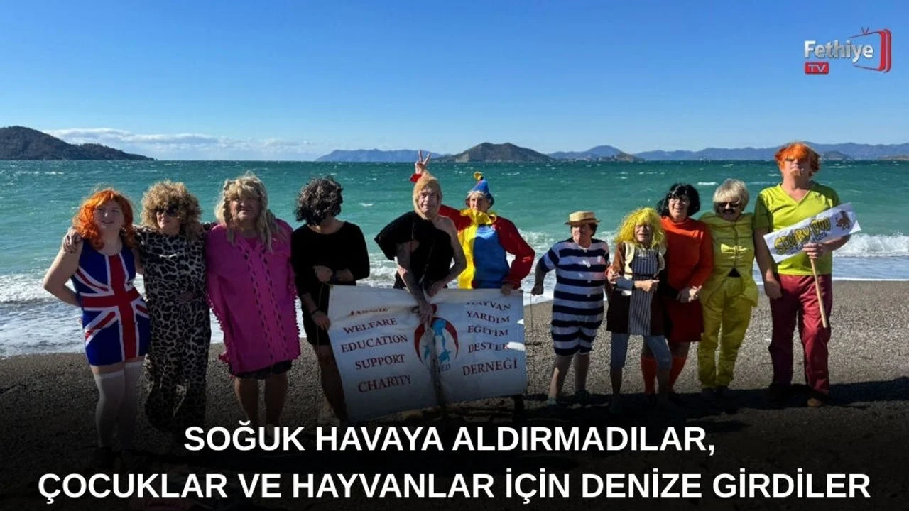 Soğuk Havaya Aldırmadılar, Çocuklar Ve Hayvanlar İçin Denize Girdiler