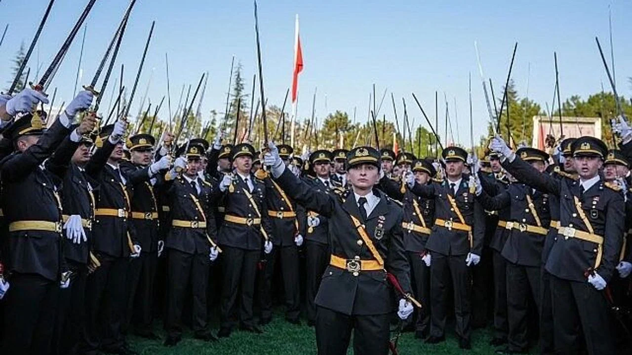 TSK'dan İhraç Edilen Teğmenler Ankara Büyükşehir Belediyesi'nde Göreve Başlıyor