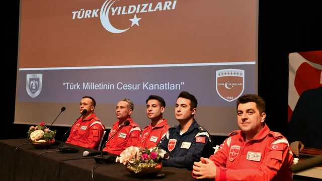 Türk Yıldızları Bursa'da Gençlerle Buluştu: Havacılık Kariyerine İlham Verdiler