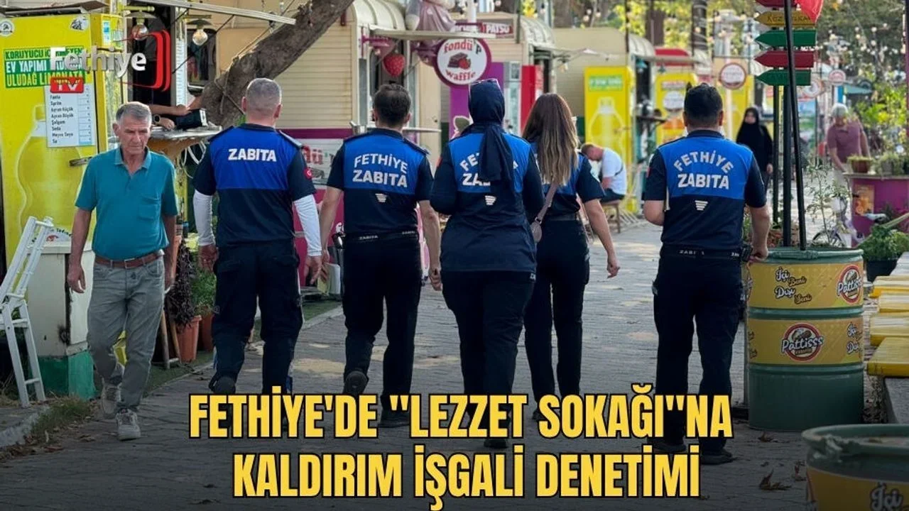 Fethiye Salı Pazarı Meydanı yakınındaki Lezzet Sokağı'nda zabıta ekipleri kaldırım işgali denetimi yapıyor.
