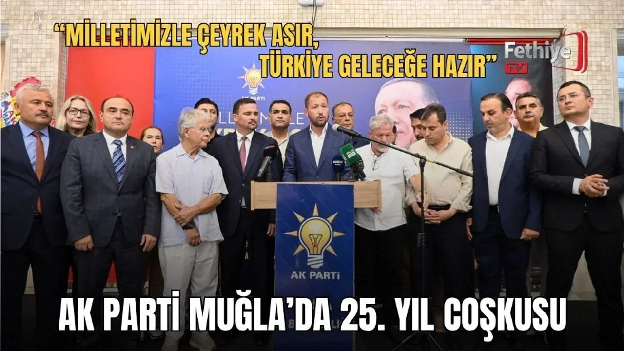 AK Parti Muğla teşkilatı üyeleri 25. yıl programında birlikte poz veriyor