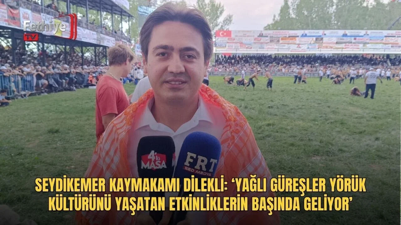 Seki Zümrüt Çayırı er meydanında başpehlivanlık mücadelesi veren pehlivanlar ve Kaymakam Dilekli açıklama yapıyor.