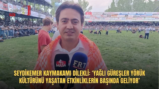 Seki Zümrüt Çayırı er meydanında başpehlivanlık mücadelesi veren pehlivanlar ve Kaymakam Dilekli açıklama yapıyor.