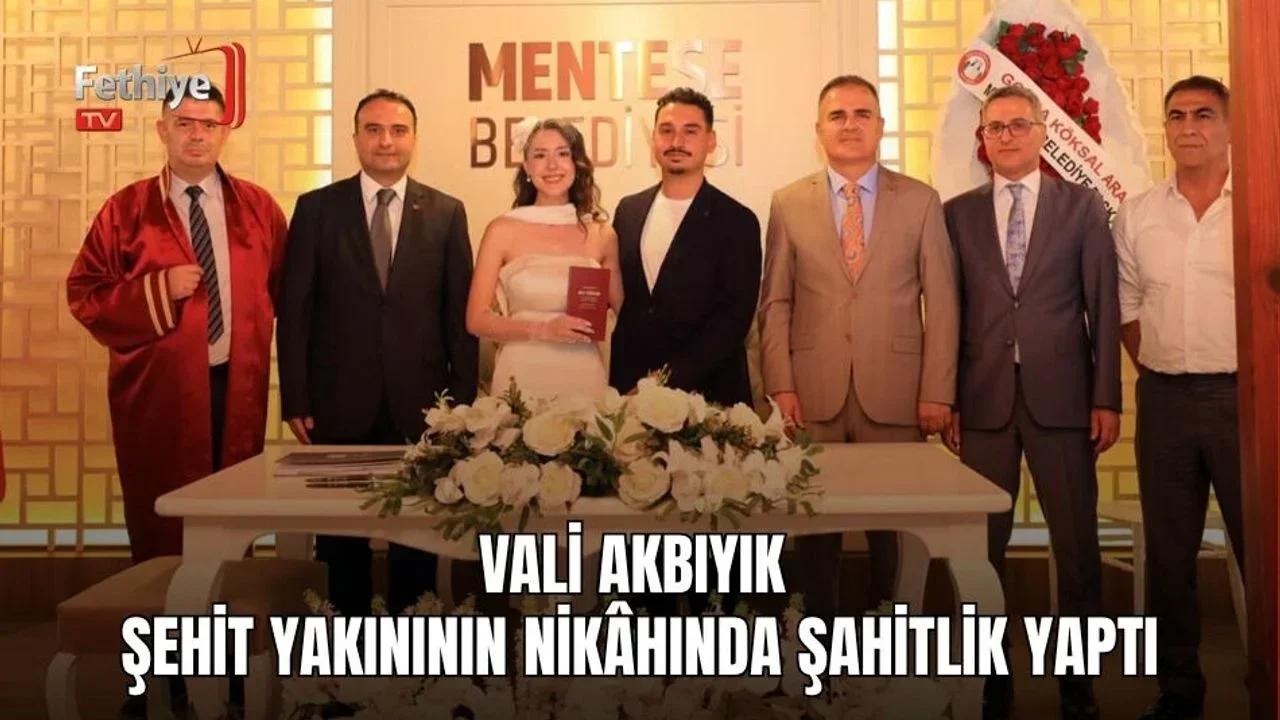 Muğla Valisi İdris Akbıyık, nikah töreninde genç çifte evlilik cüzdanını takdim etti.