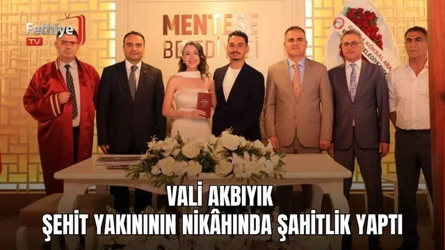 Muğla Valisi İdris Akbıyık, nikah töreninde genç çifte evlilik cüzdanını takdim etti.