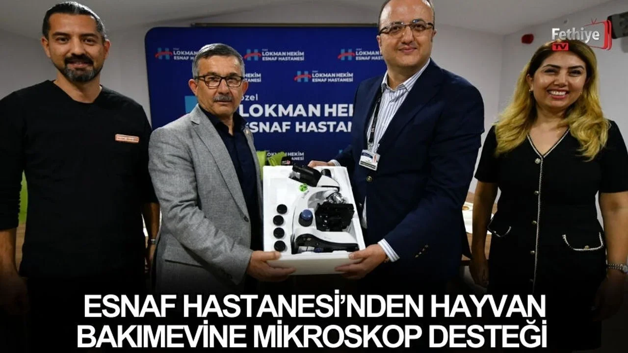 Fethiye Belediyesi yetkilileri ve hastane yöneticileri hibe teslim programında bir arada.