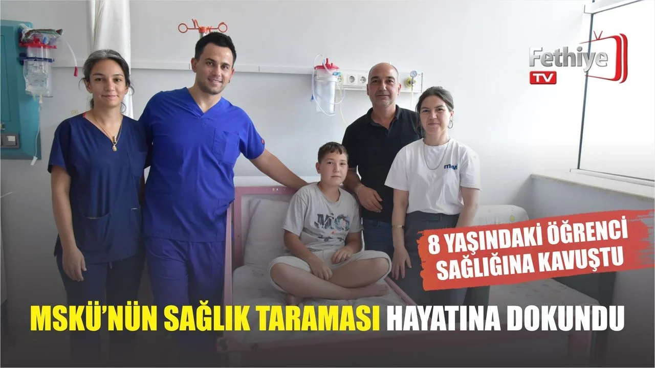MSKÜ sağlık ekibi Gazeller Mahallesi’nde öğrencinin muayenesini yaparken üniversite yetkilileri ve öğrenciler bir arada.