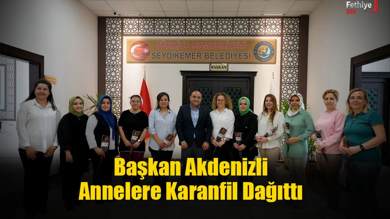 BAŞKAN AKDENİZLİ, ANNELERE KARANFİL DAĞITTI