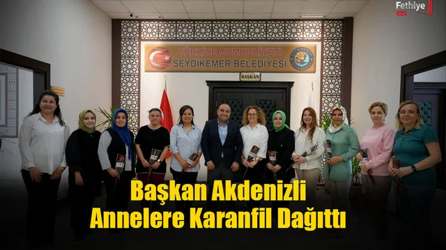 BAŞKAN AKDENİZLİ, ANNELERE KARANFİL DAĞITTI