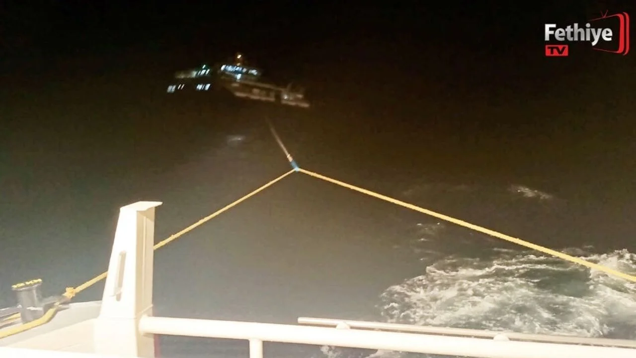 Fethiye Açıklarında Makine Arızası Nedeniyle Sürüklenen Tekne Kurtarıldı