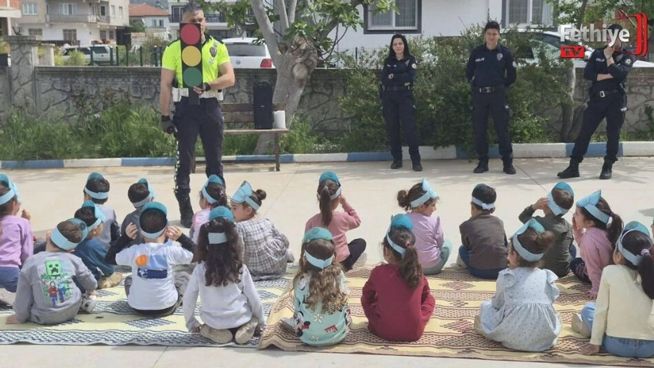Miniklerden Polislere Anlamlı Karşılama
