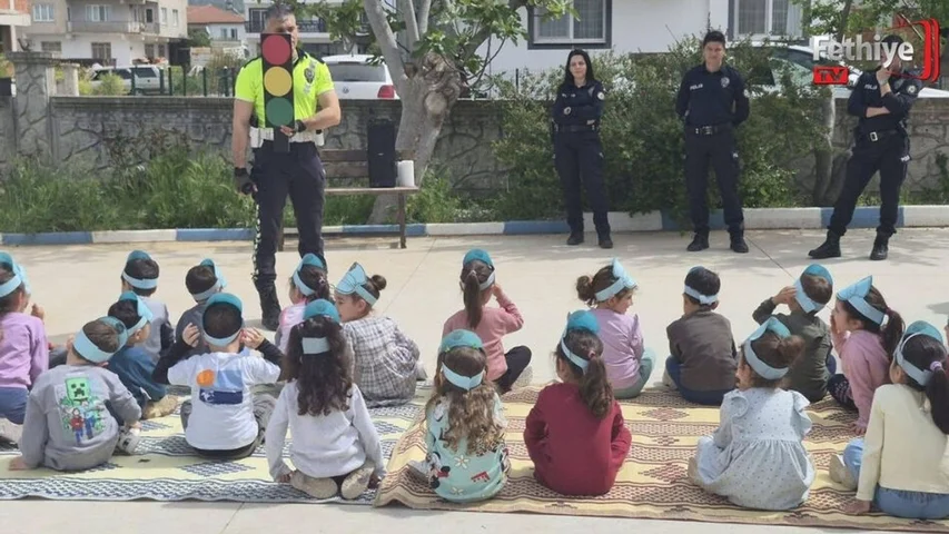 Miniklerden Polislere Anlamlı Karşılama
