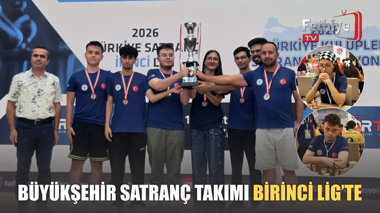 Muğla Büyükşehir Belediyesi satranç takımı sporcuları başarılarını kupalarla kutluyor.