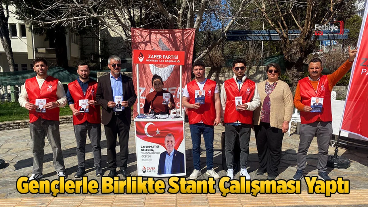 Gençlerle Birlikte Stant Çalışması Yaptı
