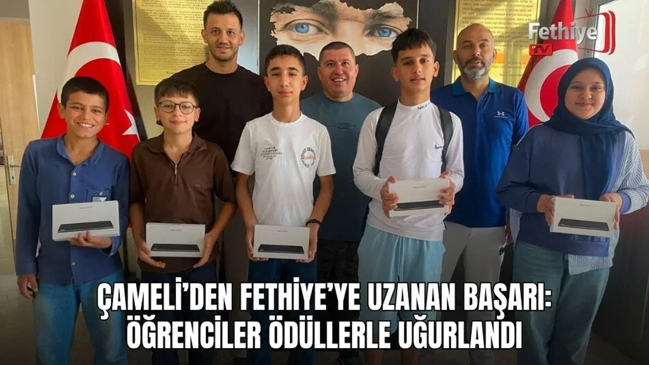 Çameli İmam Hatip Ortaokulu öğrencileri, öğretmenleri ve okul yönetimi ile birlikte LGS başarılarını kutladığı törende yan yana.