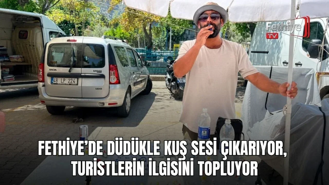 Fethiye Salı Pazarı'nda kuş sesi çıkaran su düdükleri satan esnaf Demir, tezgahında gösteri yaparak müşterilerini eğlendiriyor.