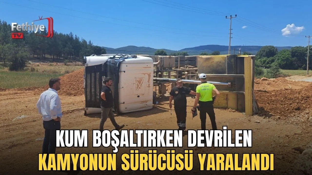 Kum Boşaltırken Devrilen Kamyonun Sürücüsü Yaralandı