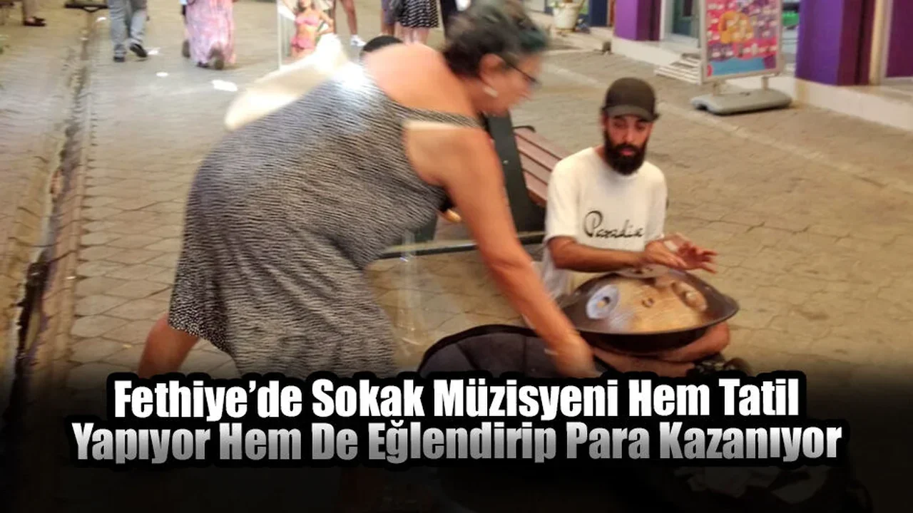 Fethiye’de Sokak Müzisyeni Hem Tatil Yapıyor Hem De Eğlendirip Para Kazanıyor