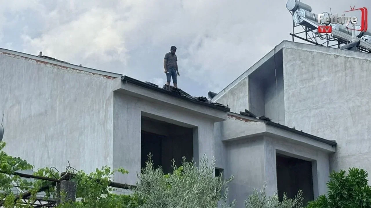 Fethiye’de Çatıda Tehlikeli Eylem: Kiremit Attı, Binayı Yakmaya Kalkıştı