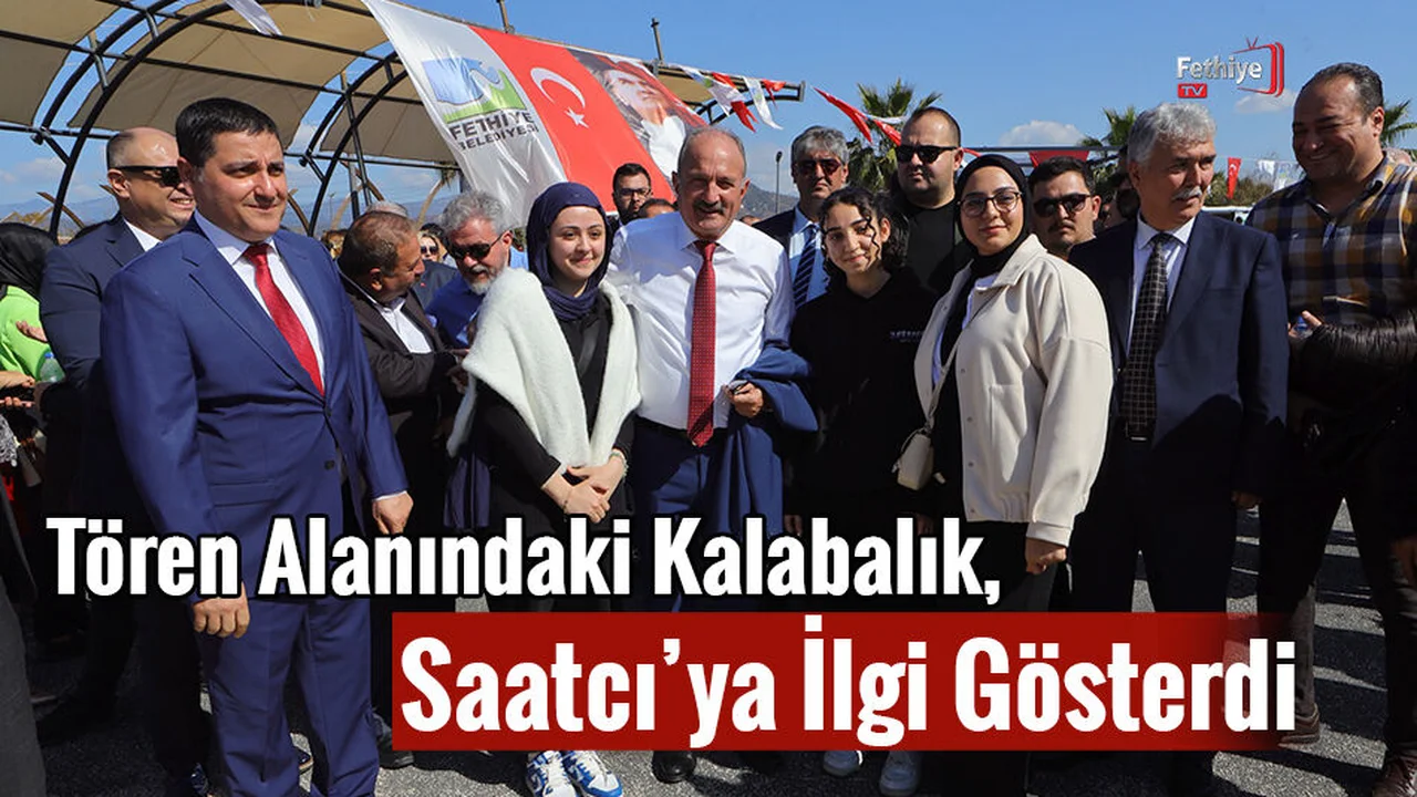 Tören Alanındaki Kalabalık, Saatcı’ya İlgi Gösterdi
