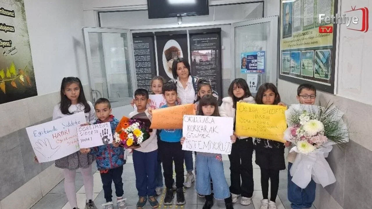 Fethiye’de Enzel Öğretmene Anlamlı Destek: “Öğretmene Şiddete Hayır”