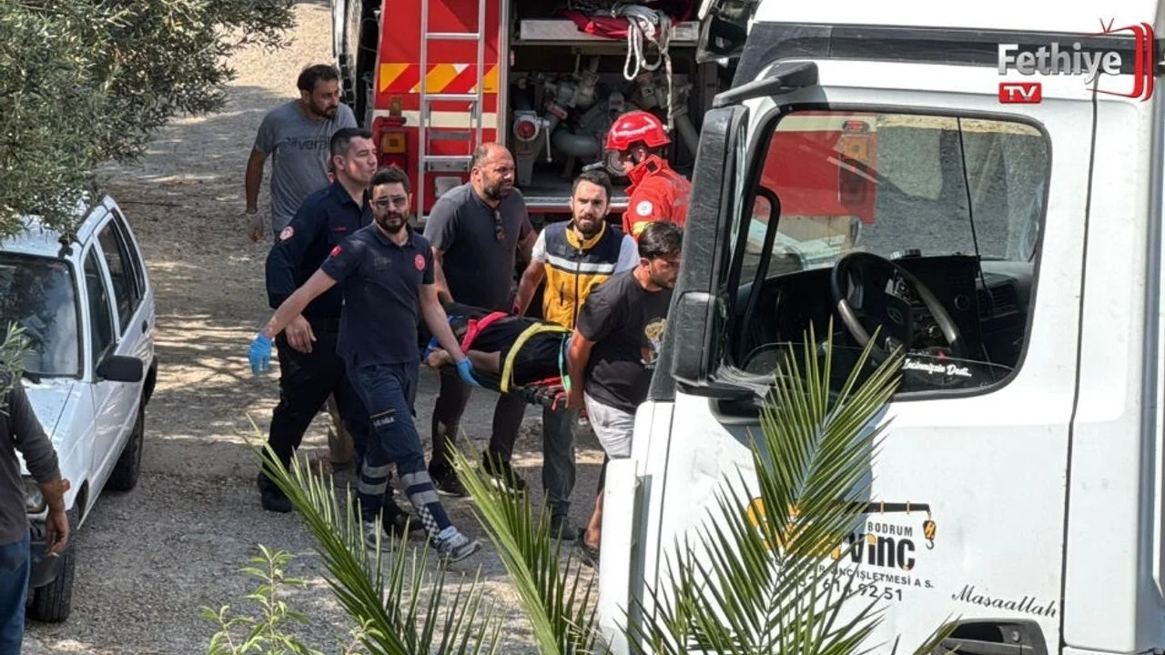 Devrilen Kamyonda Sıkışan 3 Kişi Kurtarıldı