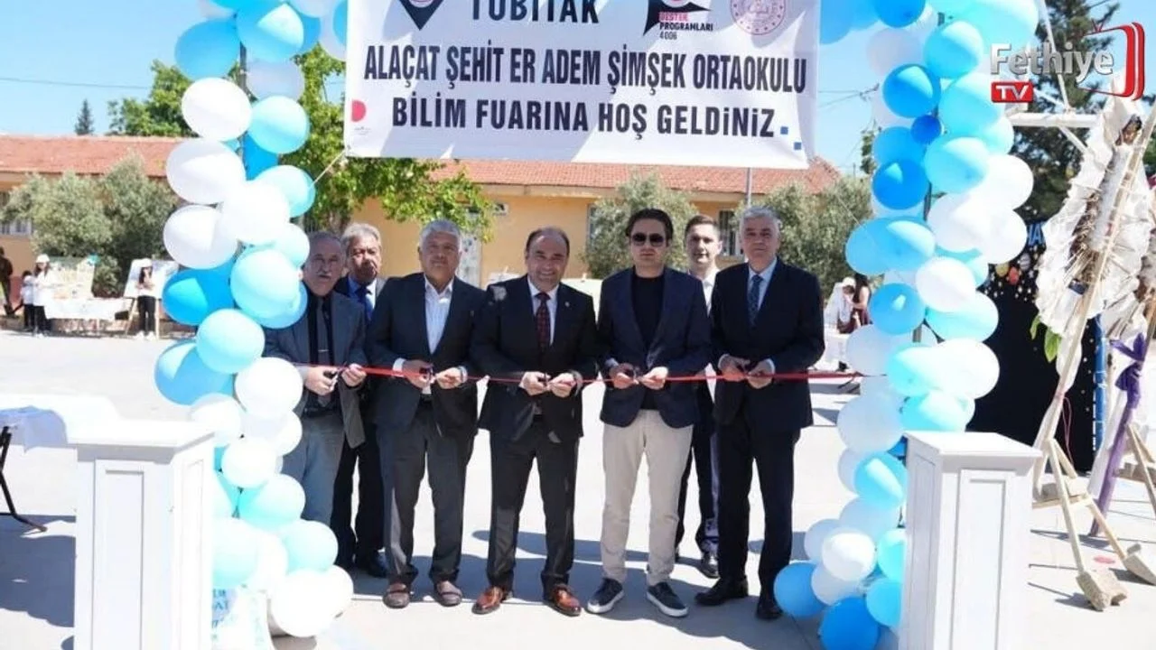 Alaçat Ortaokulu’nda Tübitak 4006 Bilim Fuarı Açıldı