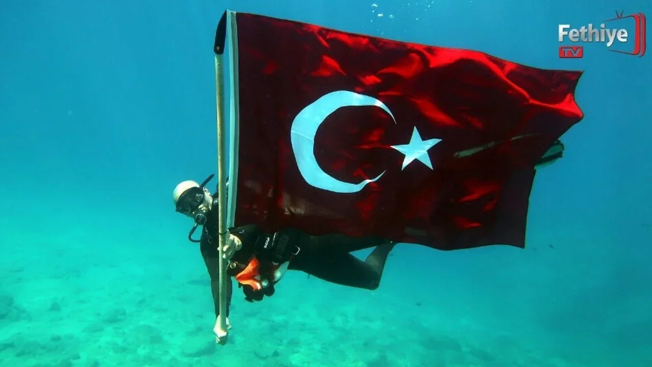 Fethiye’de 19 Mayıs Coşkusu Deniz Altında Zirveye Çıktı