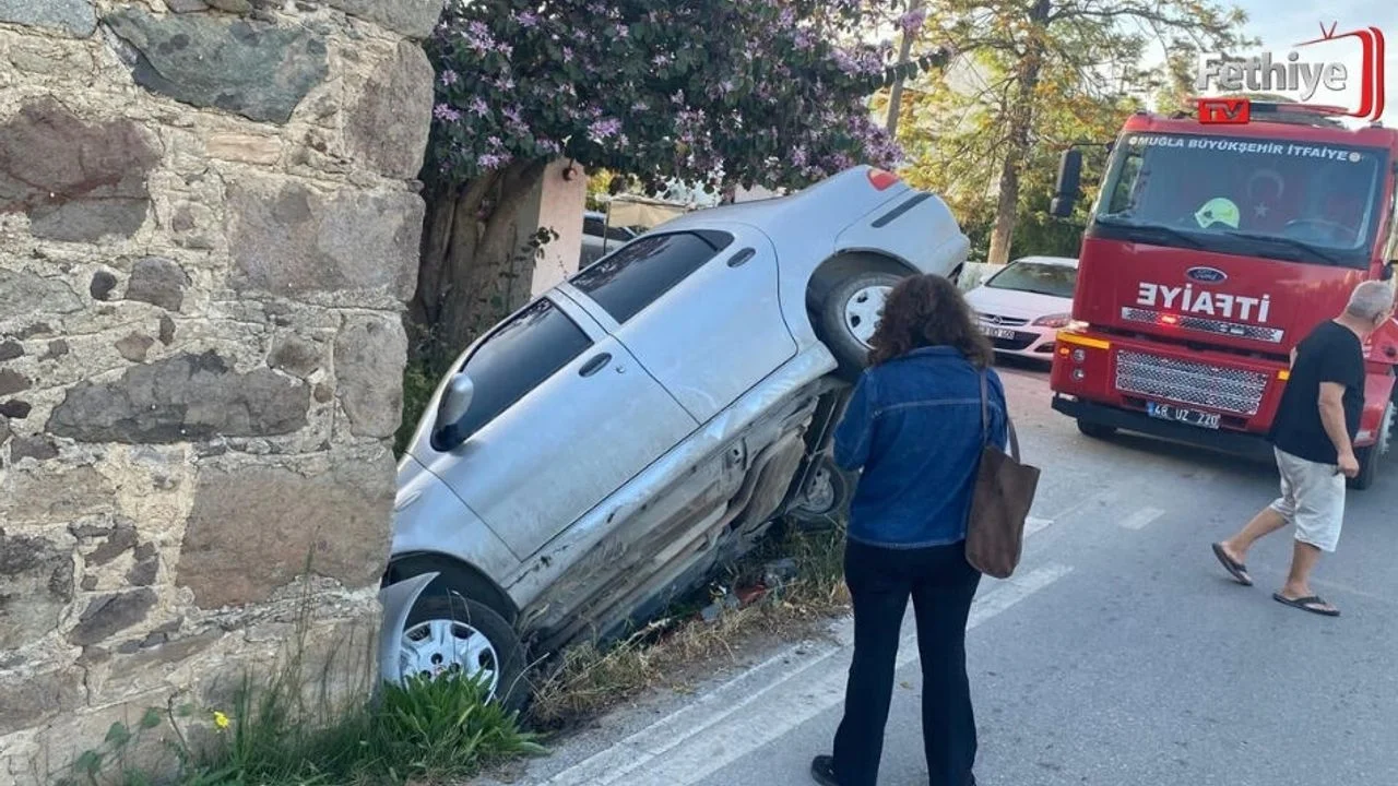 Otomobil Taş Binaya Çarptı
