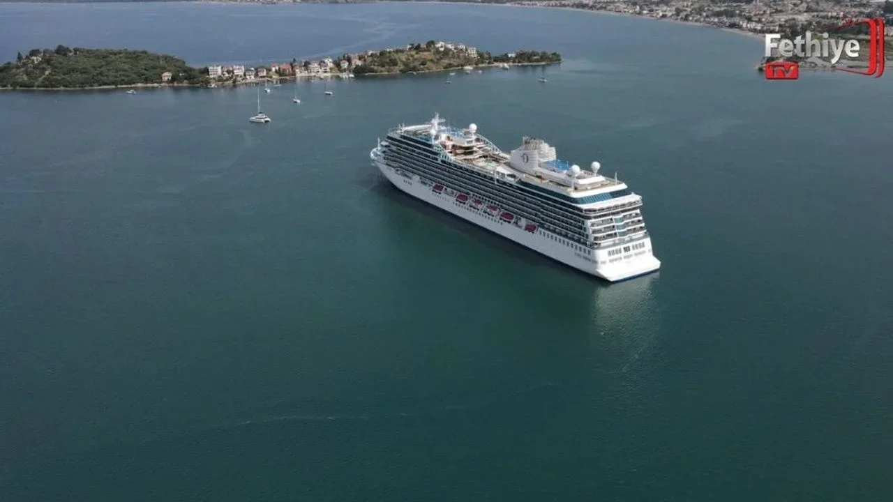 Fethiye’ye Sezonun İlk Kruvaziyer Gemisi Geldi