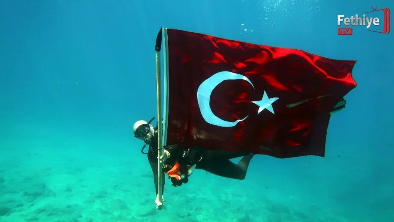 Fethiye’de 19 Mayıs Coşkusu Deniz Altında Zirveye Çıktı