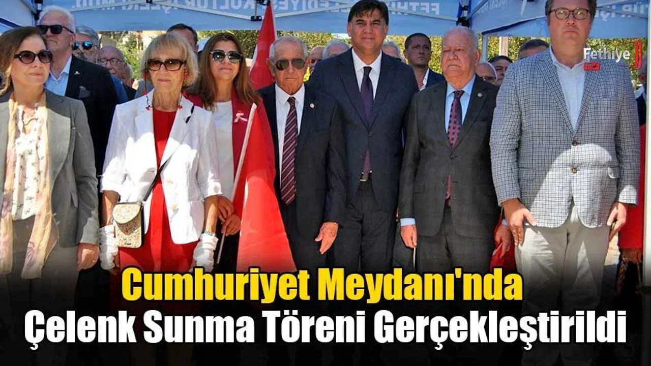 Cumhuriyet Meydanı'nda Çelenk Sunma Töreni Gerçekleştirildi