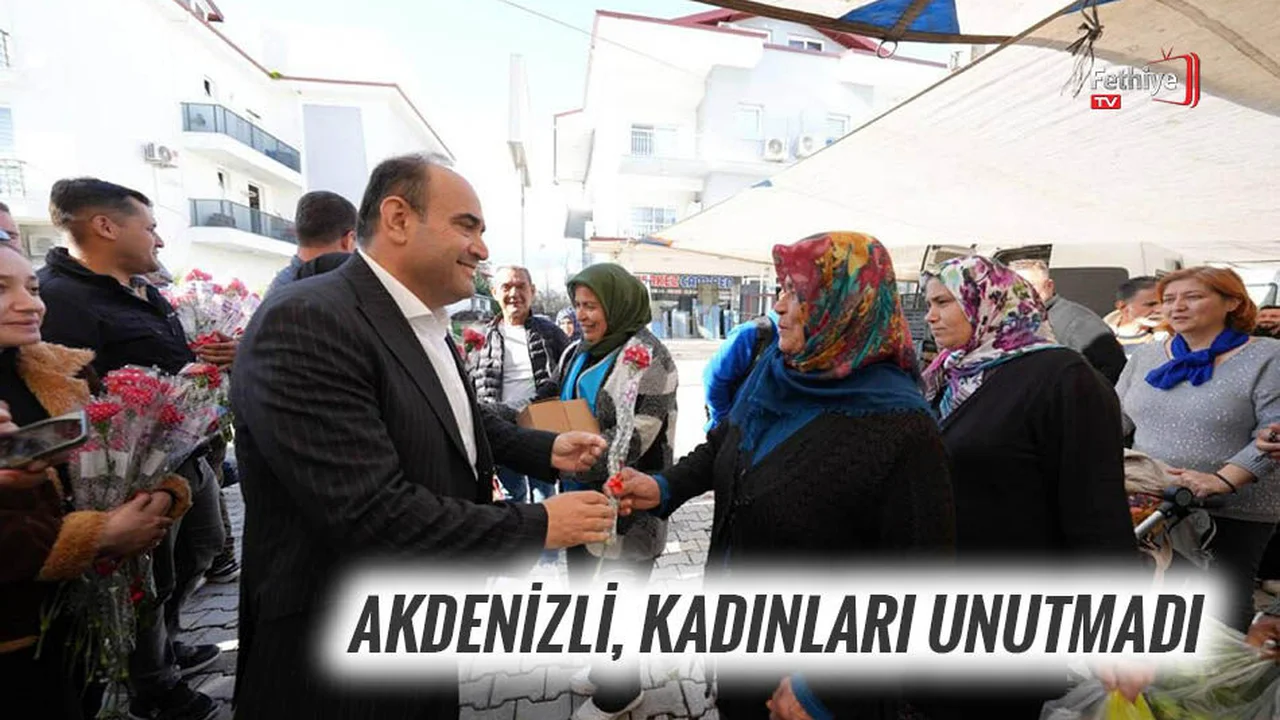 Başkan Akdenizli, Kadınlara Karanfil Dağıttı