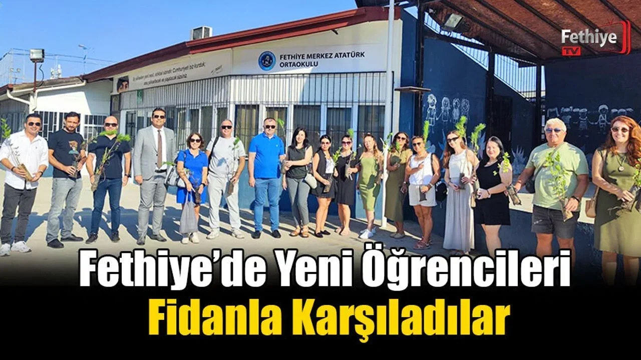 Fethiye’de Yeni Öğrencileri Fidanla Karşıladılar