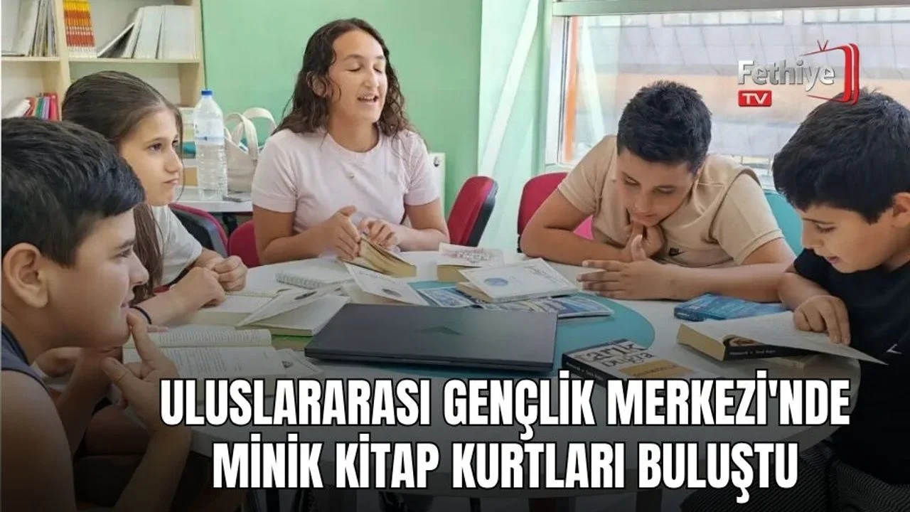 Uluslararası Gençlik Merkezinde kitap okuma etkinliğine katılan çocuklar bir arada görülüyor