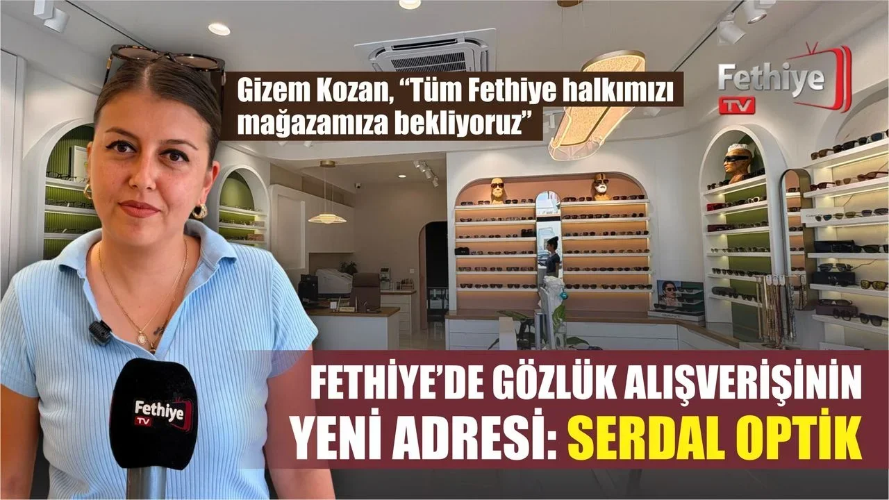 Serdal Optik mağaza müdürü Gizem Kozan, mağaza içinde gözlük seçeneklerini gösteriyor.