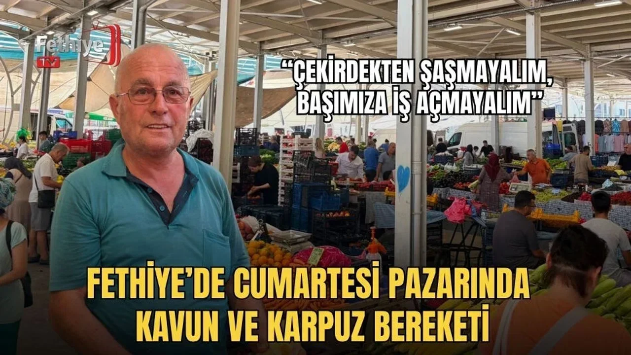 Patlangıç Cumartesi pazarında tezgâhta kavun ve karpuz satan pazarcı esnafı Nazmi Zorbaş ürünlerini gösteriyor.