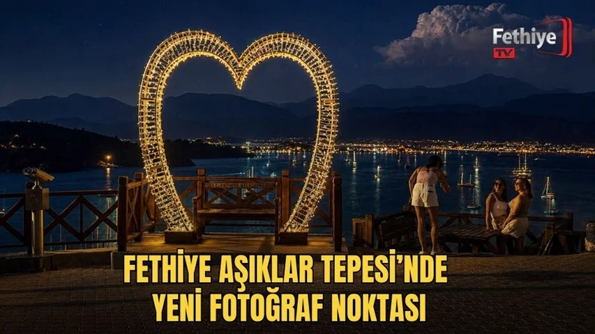 Aşıklar Tepesi'ne yerleştirilen ışıklı kalp figürlü fotoğraf köşesi ve belediyenin ahşap bankı.