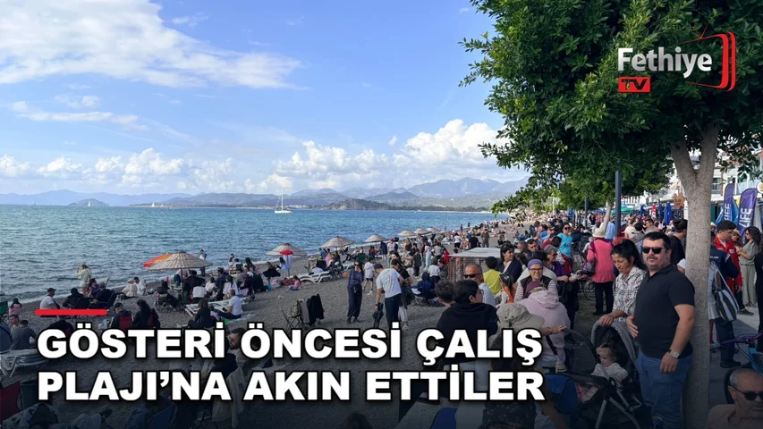 Türk Yıldızları'nın Çalış Plajı üzerindeki akrobasi uçuşunu izleyen vatandaşlar.