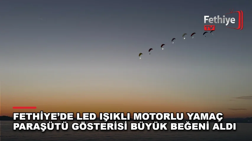 Fethiye Çalış Plajı’nda düzenlenen hava oyunları festivalinde motorlu yamaç paraşütü LED gösterisi yapıldı