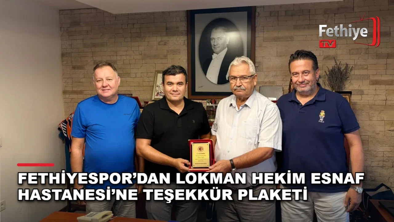 Fethiyespor yöneticileri Lokman Hekim Esnaf Hastanesi'nde plaket takdim töreninde hatıra fotoğrafı çektirdi.
