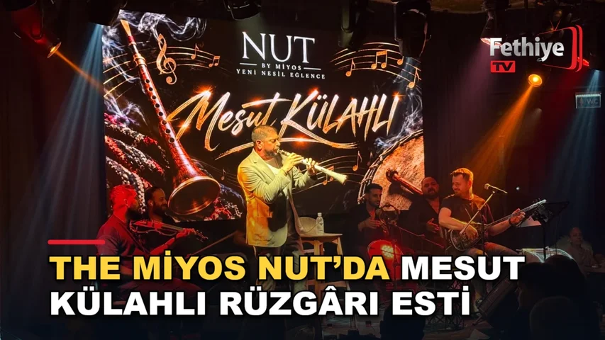Fethiye'de bir mekânda zurna sanatçısı Mesut Külahlı'nın sahne performansı