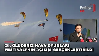Fethiye Belcekız Plajı'nda düzenlenen Ölüdeniz Hava Oyunları Festivali açılışında yetkililer ve vatandaşlar bir arada.