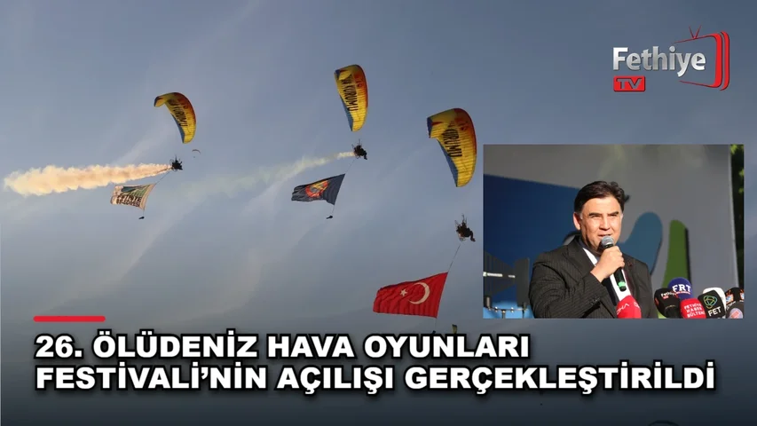 Fethiye Belcekız Plajı'nda düzenlenen Ölüdeniz Hava Oyunları Festivali açılışında yetkililer ve vatandaşlar bir arada.