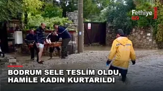 Bodrum'da sağanak sonrası su baskını yaşanan sokakta ekipler tahliye çalışması yürütüyor